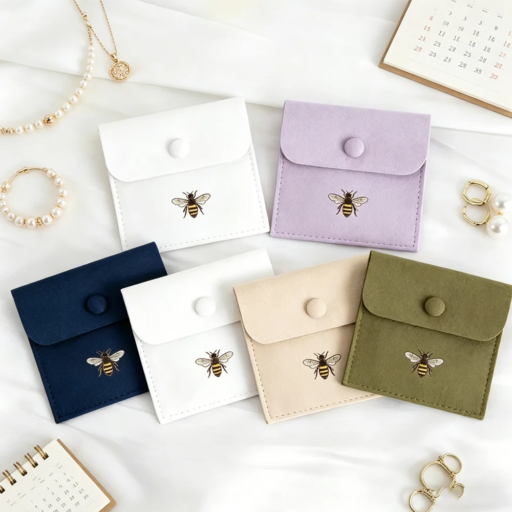 White Jewelry 9x9cm Microfiber Button Bag Customized Logo 100pcs Velvet Snap BagsEarrings Ring Necklace Bracelet Packaging Pouch
White Jewelry 9x9cm Microfiber Button Bag Customized Logo 100pcs Velvet Snap BagsEarrings Ring Necklace Bracelet Packaging Pouch