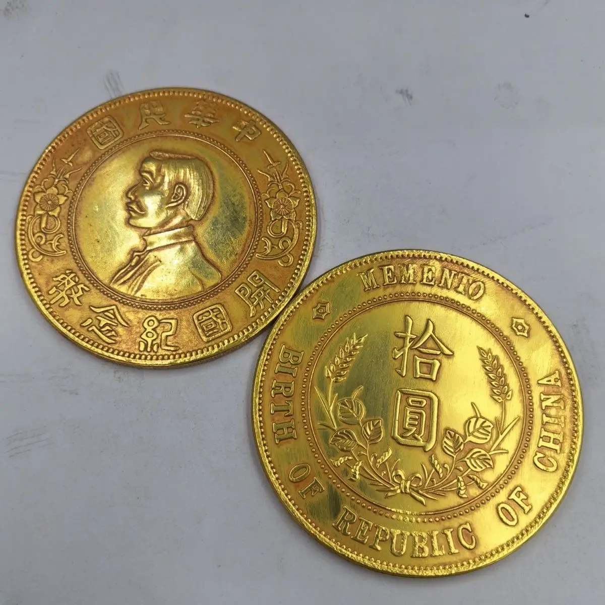 Antique collection of the Republic of China Antique gilt Founding commemorative coin Sun Yat-sen pick-up yuan gold coin 88 mm
Antique collection of the Republic of China Antique gilt Founding commemorative coin Sun Yat-sen pick-up yuan gold coin 88 mm