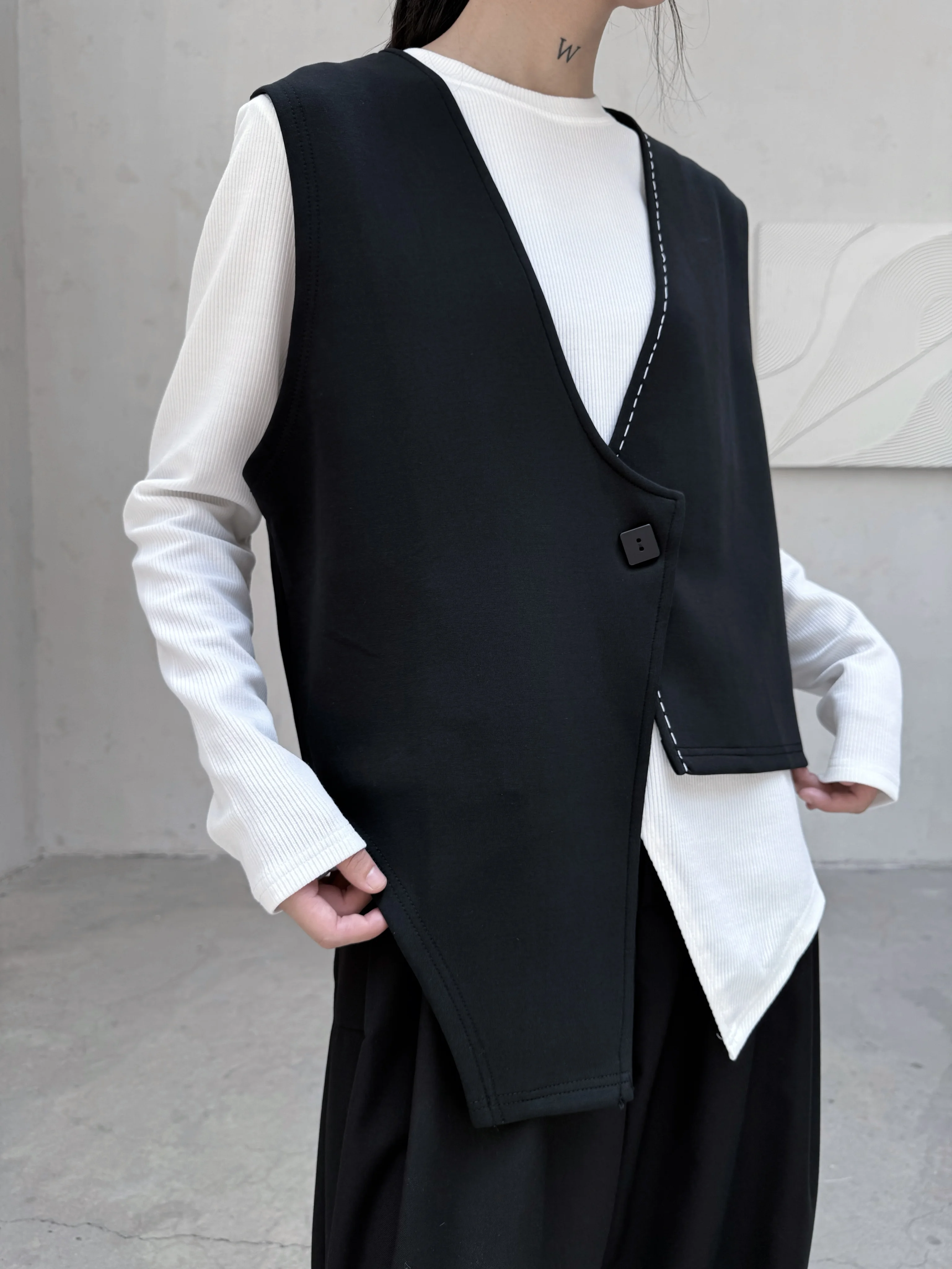 Loose Women's Vest Dark Style Autumn Winter Casual Fashion Irregular Stitching Single Button Closure Lazy Style Jacket
Loose Women's Vest Dark Style Autumn Winter Casual Fashion Irregular Stitching Single Button Closure Lazy Style Jacket