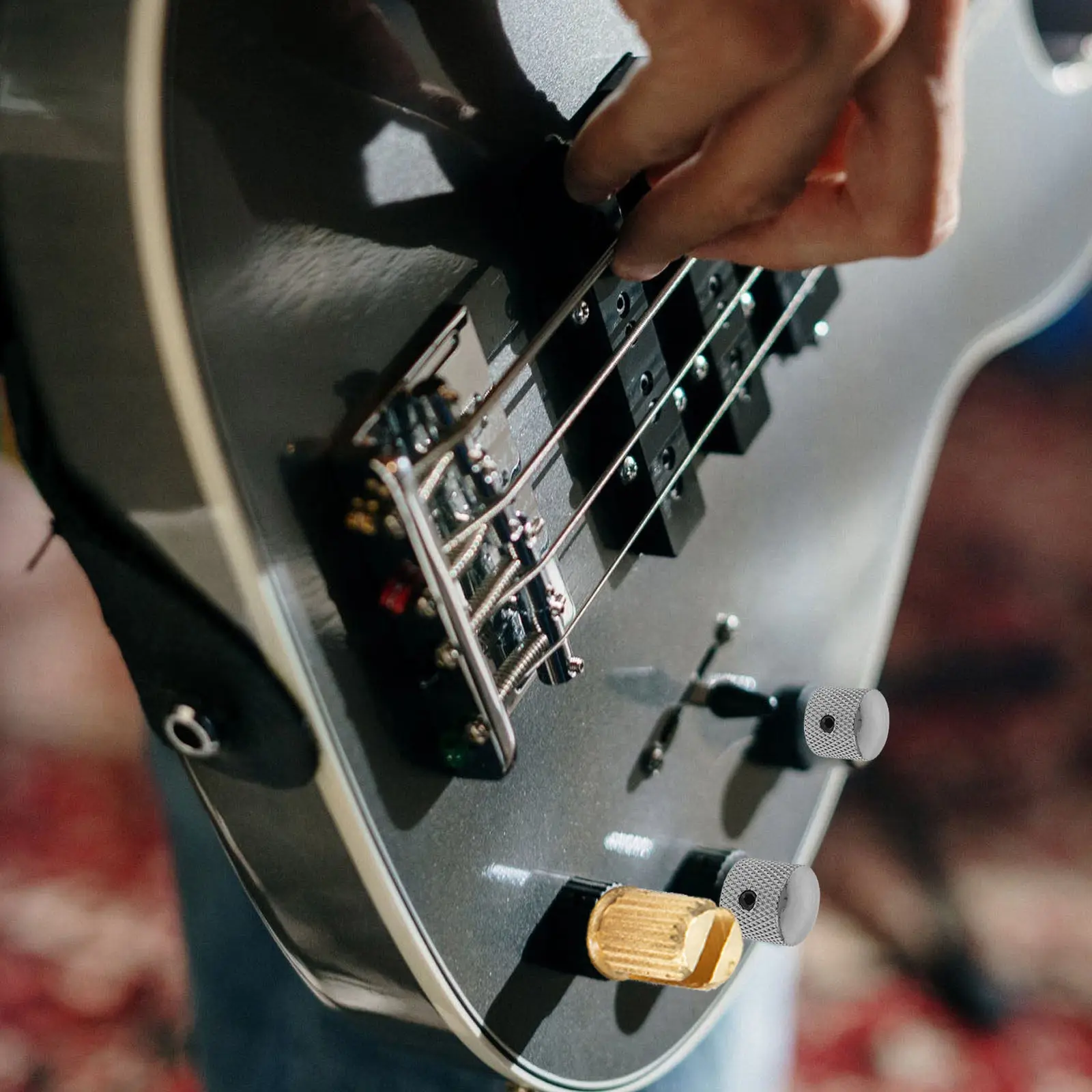 1 комплект потенциометров для электрогитары, металлические, для регулировки тона, компактный дизайн, идеально подходят для модификации гитар, надежные.
1 комплект потенциометров для электрогитары, металлические, для регулировки тона, компактный дизайн, идеально подходят для модификации гитар, надежные.