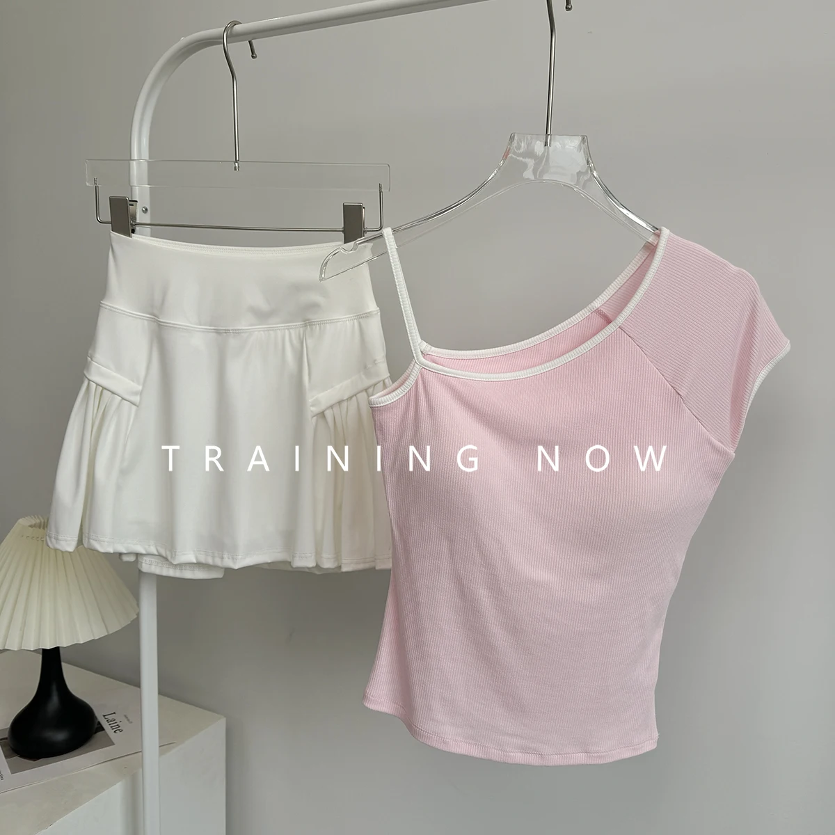 High-value tennis sports suit for women in summer fashion slimming yoga vest 2025 new running speed-drying fitness suit
High-value tennis sports suit for women in summer fashion slimming yoga vest 2025 new running speed-drying fitness suit