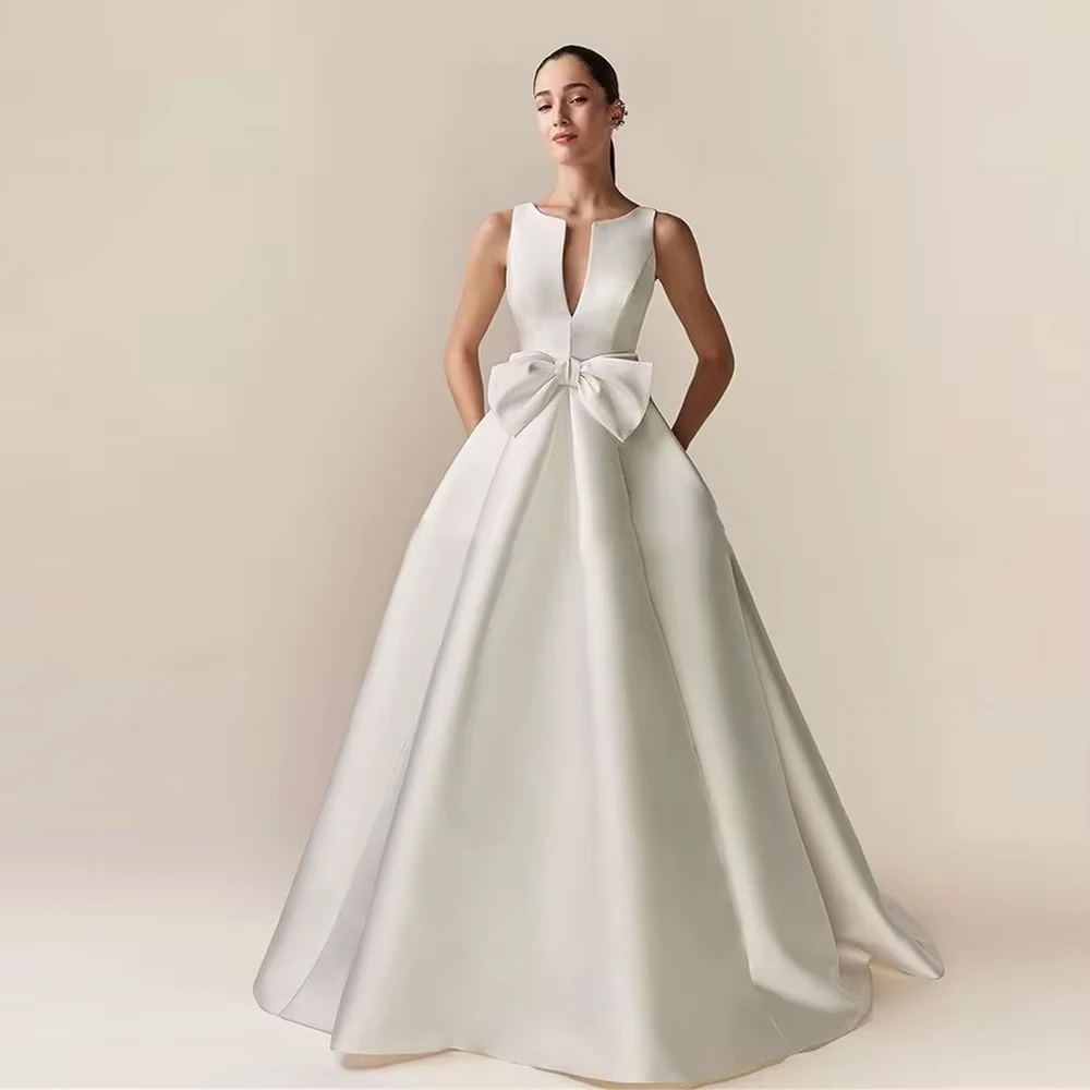 Customized Modern Deep V-neck Sleeveless Wedding Dress For Woman Bride A-line Satin Bow Tank Top Sweeping Train Robe Bridal Gown
Customized Modern Deep V-neck Sleeveless Wedding Dress For Woman Bride A-line Satin Bow Tank Top Sweeping Train Robe Bridal Gown