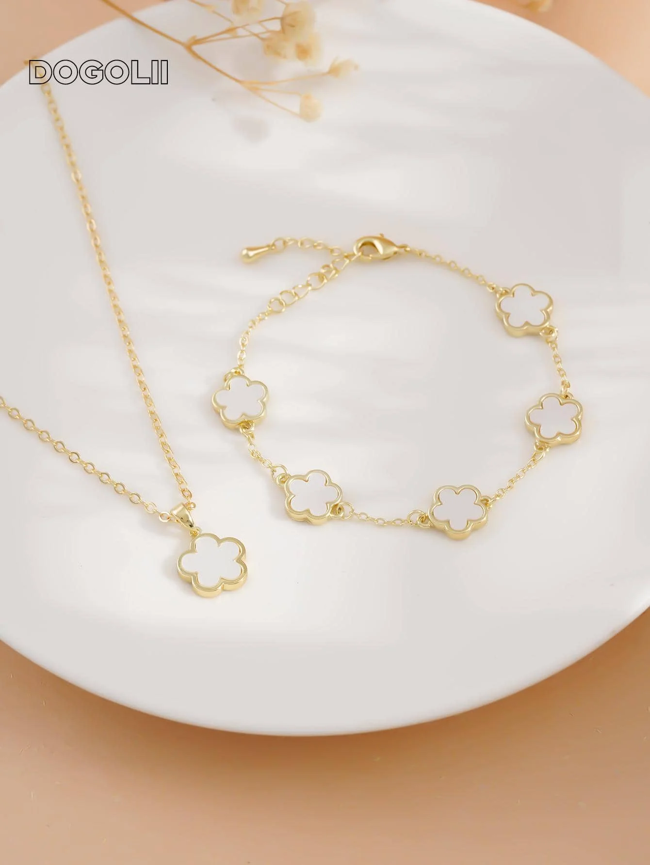 Золотой комплект: колье и браслет с клевером, минималистичные модные украшения для женщин, подарок на свадьбу, выпускной или день рождения
Золотой комплект: колье и браслет с клевером, минималистичные модные украшения для женщин, подарок на свадьбу, выпускной или день рождения