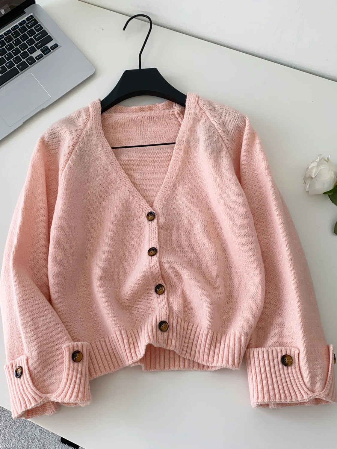 2026 Новый осенний женский модный вязаный кардиган с v-образным вырезом и длинными рукавами, однобортный однотонный свободный повседневный кардиган, топы
2026 Новый осенний женский модный вязаный кардиган с v-образным вырезом и длинными рукавами, однобортный однотонный свободный повседневный кардиган, топы