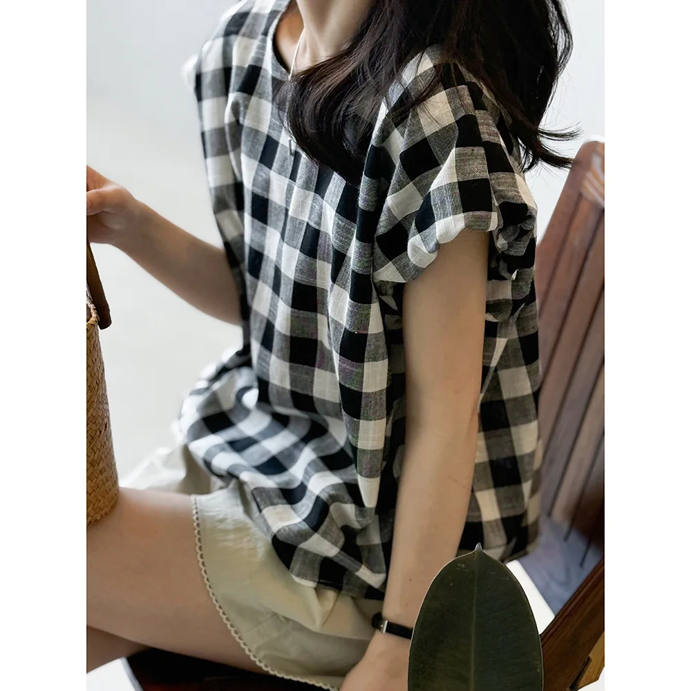 Retro sleeveless checkered blouse for women in summer 2025 casual and high-end loose and versatile round neck top
Retro sleeveless checkered blouse for women in summer 2025 casual and high-end loose and versatile round neck top