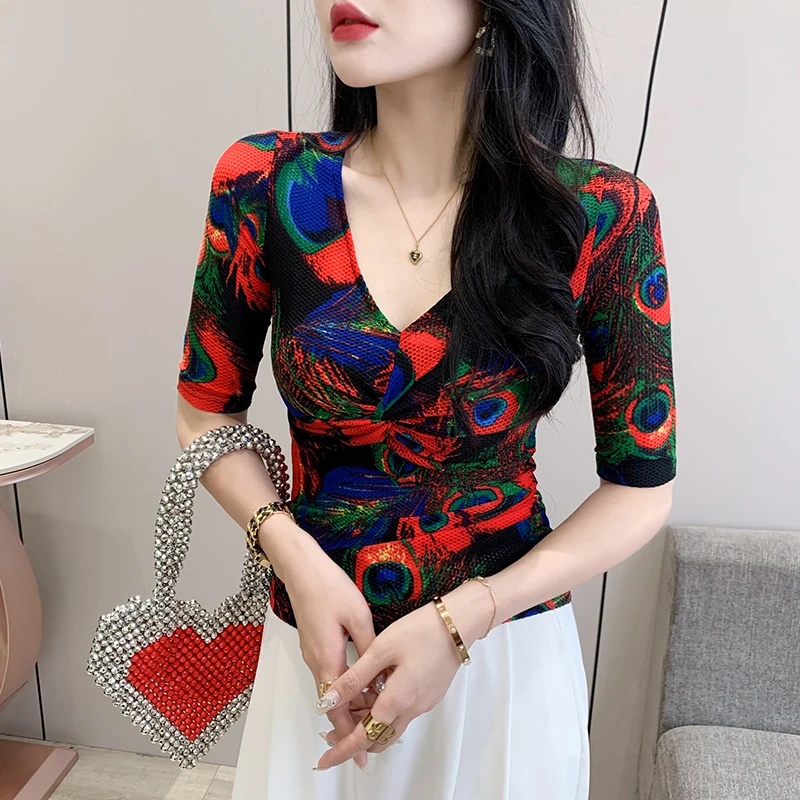 2023 New Summer European Clothes Thin T-Shirt Chic Sexy V-Neck Print Printed Peacock Flower Women Tops Short Sleeve Tees 34162
2023 New Summer European Clothes Thin T-Shirt Chic Sexy V-Neck Print Printed Peacock Flower Women Tops Short Sleeve Tees 34162