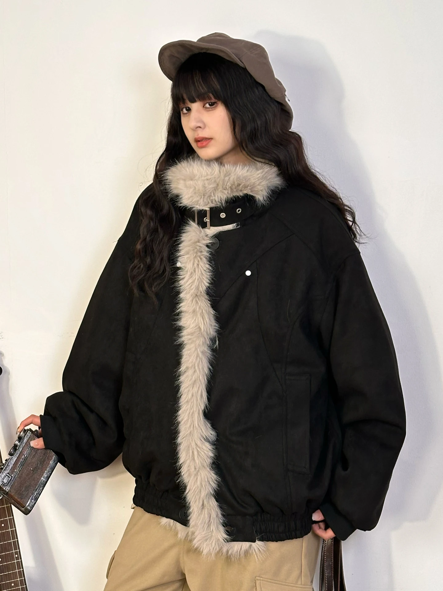 Новая женская зимняя куртка в американском ретро-стиле из хлопка с меховым воротником, теплая, уличная, свободного кроя, длинная
Новая женская зимняя куртка в американском ретро-стиле из хлопка с меховым воротником, теплая, уличная, свободного кроя, длинная