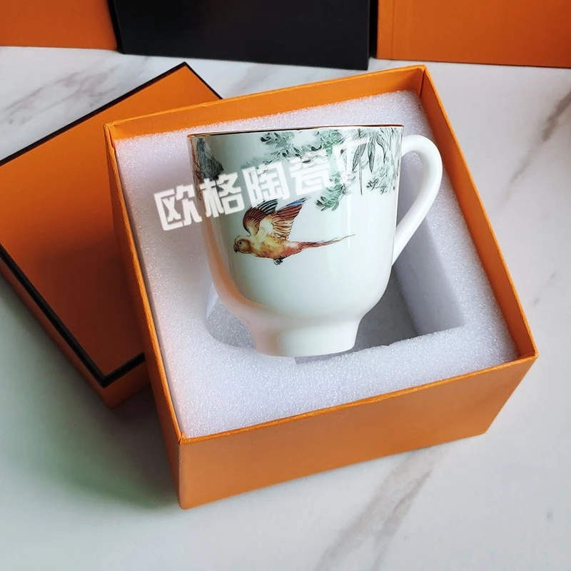 Роскошная кружка из костяного фарфора в европейском стиле для овсянки с утренним молоком в установке офиса или кафе
Роскошная кружка из костяного фарфора в европейском стиле для овсянки с утренним молоком в установке офиса или кафе