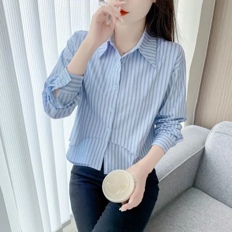 Женская полосатая рубашка с асимметричным подолом, воротником на пуговицах и длинными рукавами
Женская полосатая рубашка с асимметричным подолом, воротником на пуговицах и длинными рукавами