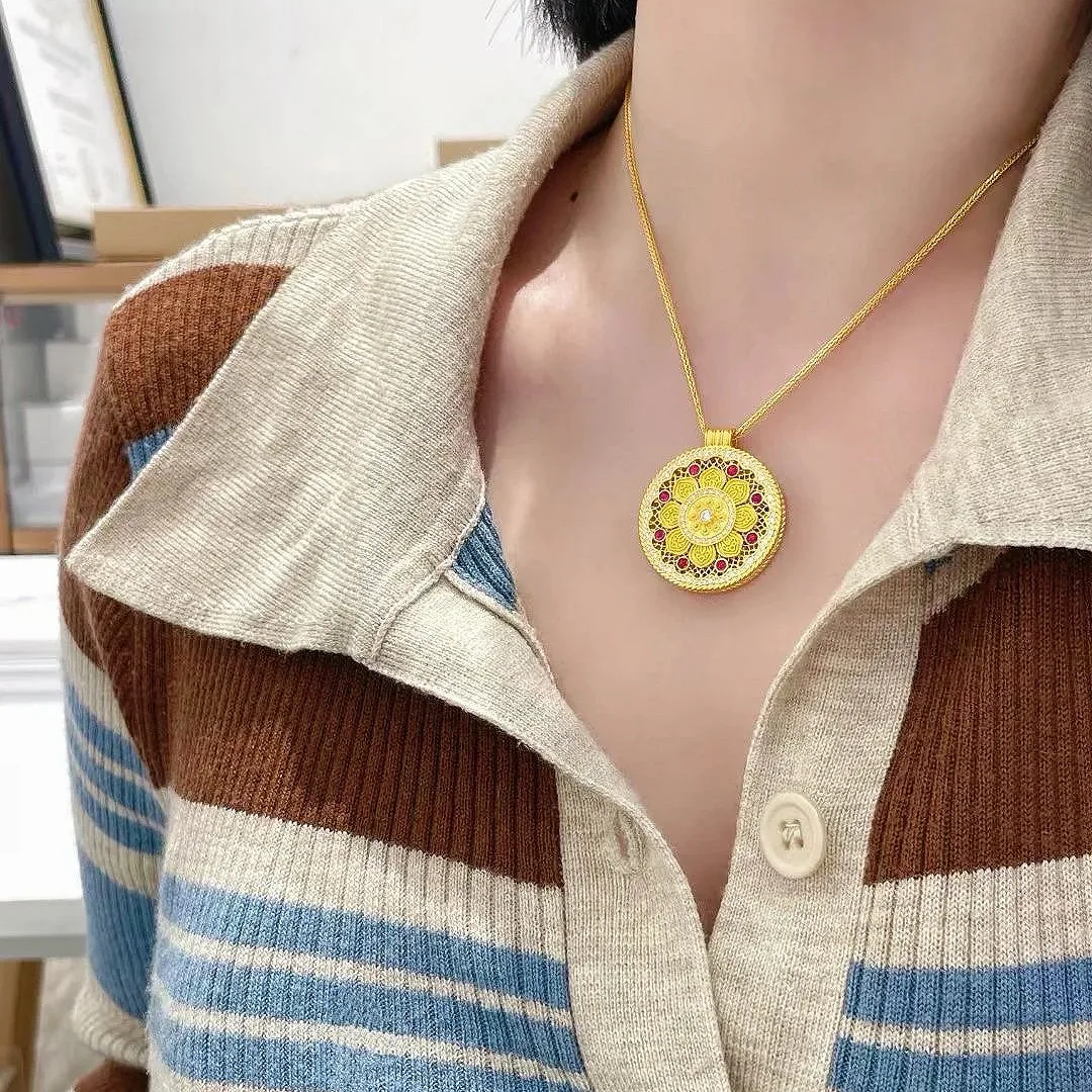 Gold store light luxury 24K real gold micro-inlaid eight Ruixiang Lotus compass pendant au9999 gold necklac Jewelrye women's
Gold store light luxury 24K real gold micro-inlaid eight Ruixiang Lotus compass pendant au9999 gold necklac Jewelrye women's