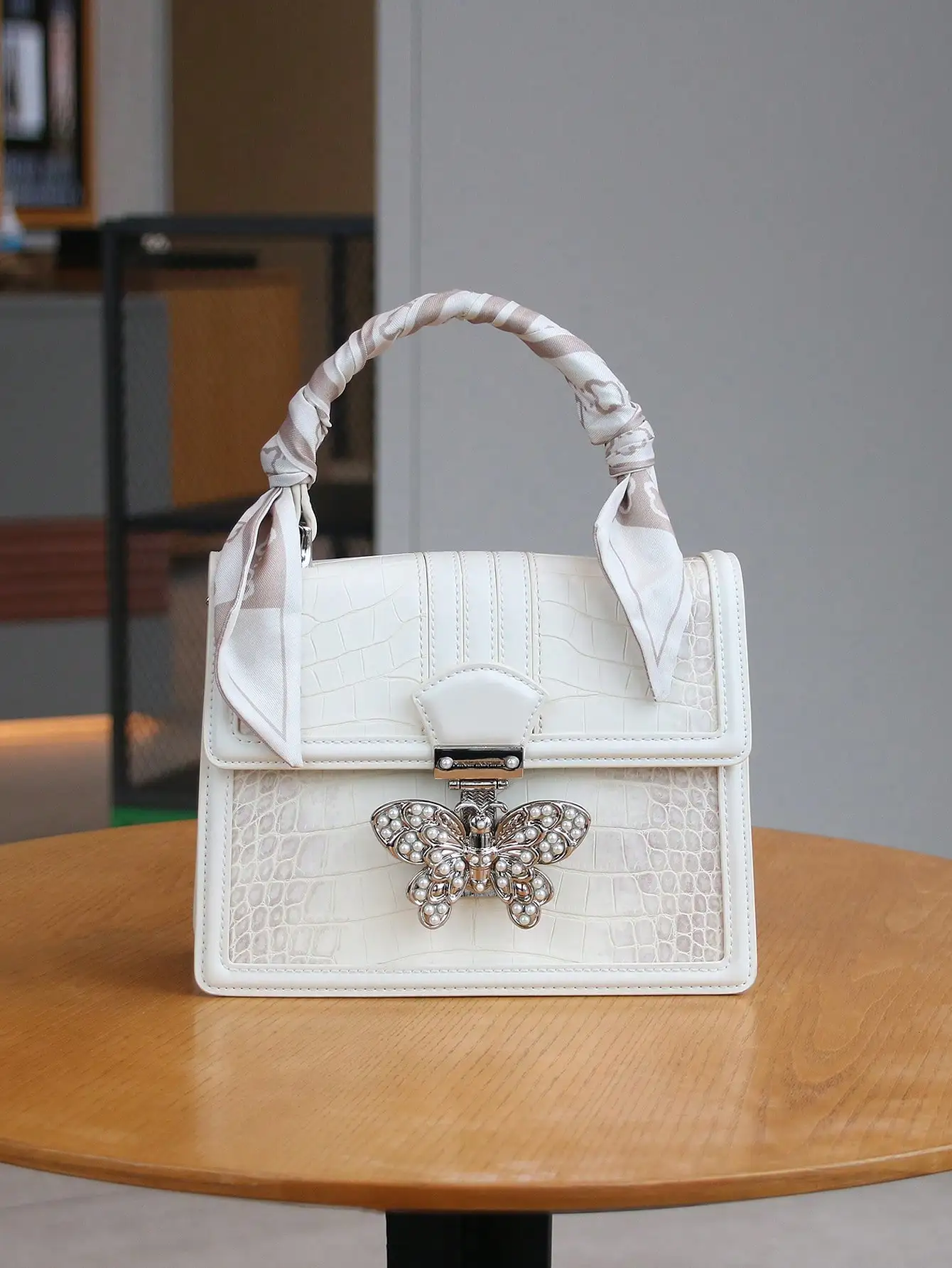 2026 new high-grade texture fashion chain hand-held pearl studded butterfly commuting gradient crocodile pattern small square bag light luxury French niche design ribbon slung shoulder bag.
2026 new high-grade texture fashion chain hand-held pearl studded butterfly commuting gradient crocodile pattern small square bag light luxury French niche design ribbon slung shoulder bag.