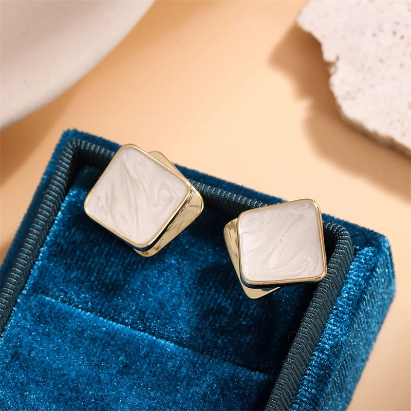 Fashionable elegant geometric glazed texture earrings for women with a light luxury and high-end feel simple ear studs
Fashionable elegant geometric glazed texture earrings for women with a light luxury and high-end feel simple ear studs