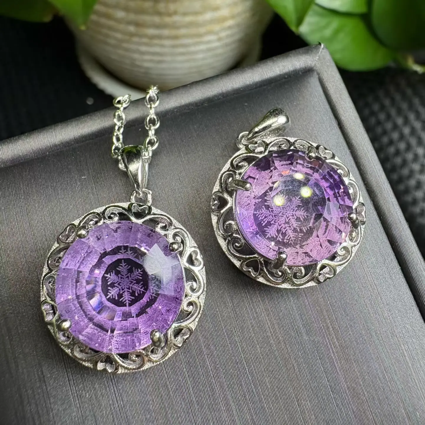 1 шт. Fengbaowu натуральный аметист кулон круглый граненый снежинка стерлингового серебра 925 пробы рейки целебный камень кристалл подарок для женщин
1 шт. Fengbaowu натуральный аметист кулон круглый граненый снежинка стерлингового серебра 925 пробы рейки целебный камень кристалл подарок для женщин