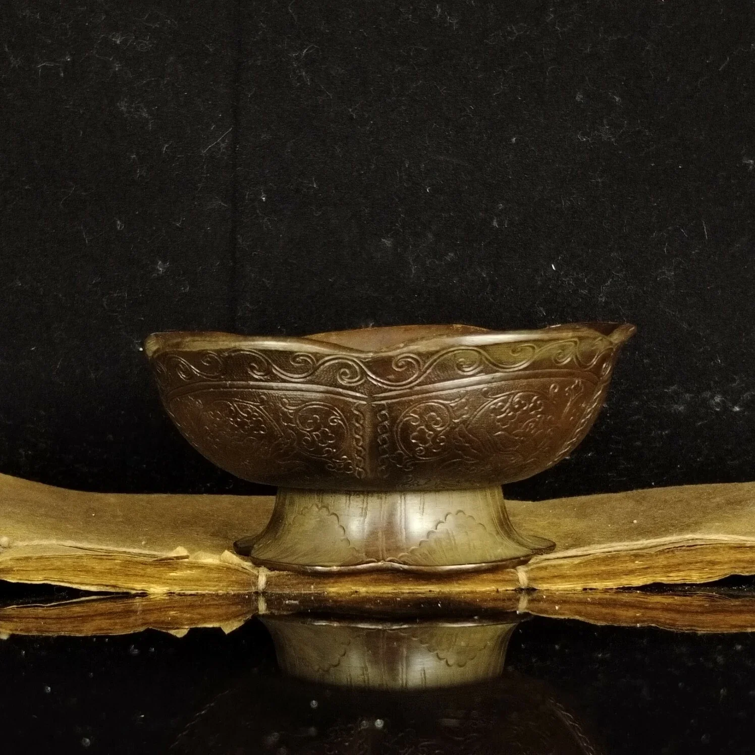 Chinese Antique Bronze Flower Petal Dragon Totem Lotus Bowl
Chinese Antique Bronze Flower Petal Dragon Totem Lotus Bowl