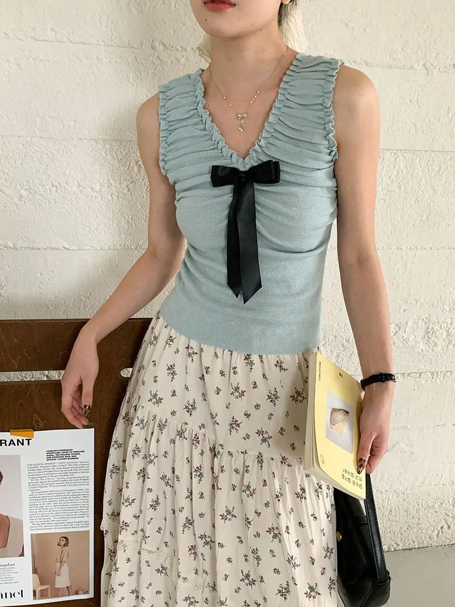 2025 Summer New Korean Version Simple V-neck Bow Pleated Sleeveless Vest Age-reducing and Thin Top Women's Trend
2025 Summer New Korean Version Simple V-neck Bow Pleated Sleeveless Vest Age-reducing and Thin Top Women's Trend