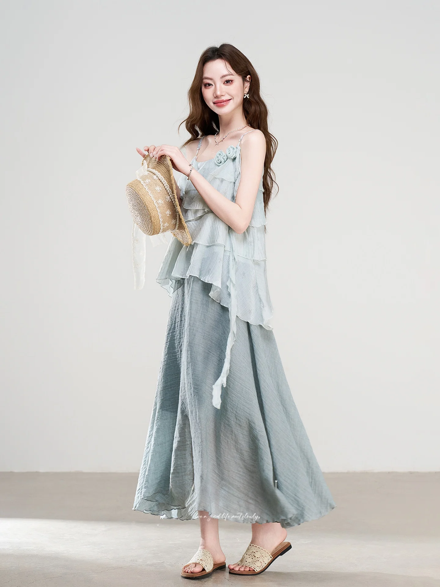 Summer Pure Style Loose Feel Two-Piece Set Women's Fashion Half-Skirt Strap Top Combination French Style Casual Wear
Summer Pure Style Loose Feel Two-Piece Set Women's Fashion Half-Skirt Strap Top Combination French Style Casual Wear