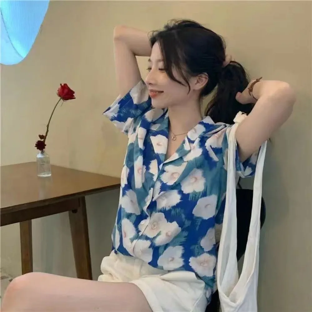 Chic V-neck Floral Short Sleeve Shirts Y2K Button Up Flower Blouse Women Loose Retro Sweet Girls Shirts Summer
Chic V-neck Floral Short Sleeve Shirts Y2K Button Up Flower Blouse Women Loose Retro Sweet Girls Shirts Summer