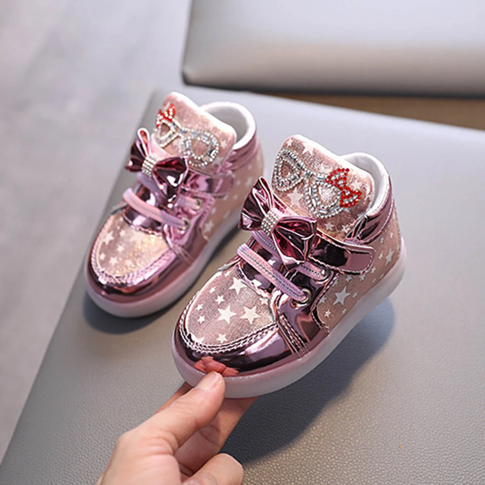 Girl Toddler Sneakers Kids' Cartoon Glitter LED Light Up Shoes Unisex PU Leather Breathable Glow In The Running Shoes for Girls
Girl Toddler Sneakers Kids' Cartoon Glitter LED Light Up Shoes Unisex PU Leather Breathable Glow In The Running Shoes for Girls