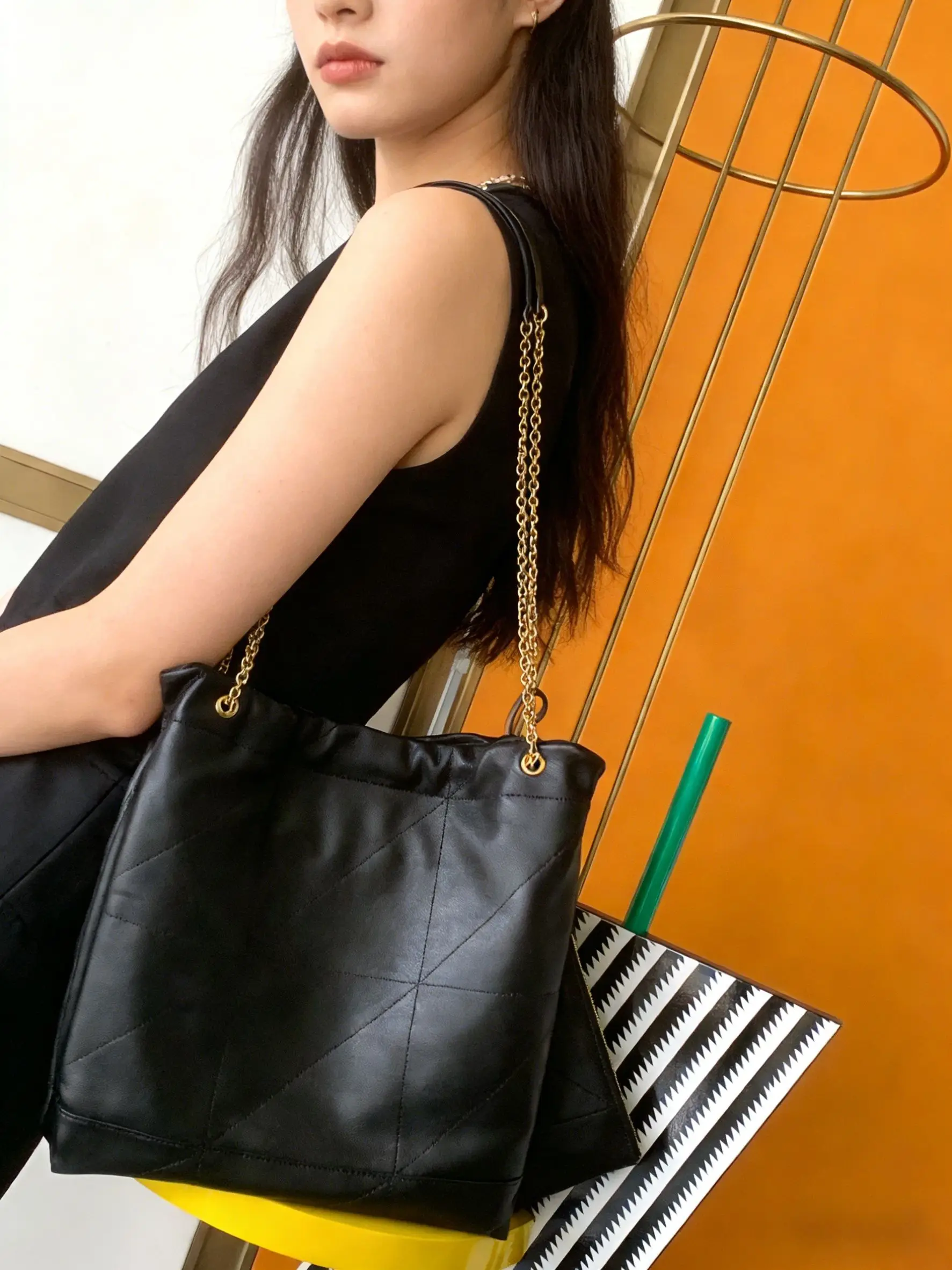 Vintage Solid Color Leather Women Fashion Shoulder Sling Bag High-Capacity Simple Wide Strap Bucket Crossbody Bag Commuting
Vintage Solid Color Leather Women Fashion Shoulder Sling Bag High-Capacity Simple Wide Strap Bucket Crossbody Bag Commuting