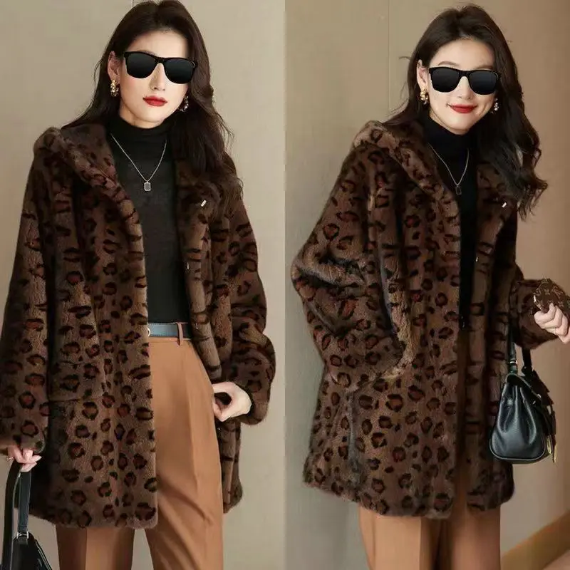 New A Stylish Elegant Fur Outwear From Maillard Featuring A Leopard Print Hooded Faux Mink Fur Coat New Mid-length Fur Outcoat
New A Stylish Elegant Fur Outwear From Maillard Featuring A Leopard Print Hooded Faux Mink Fur Coat New Mid-length Fur Outcoat
