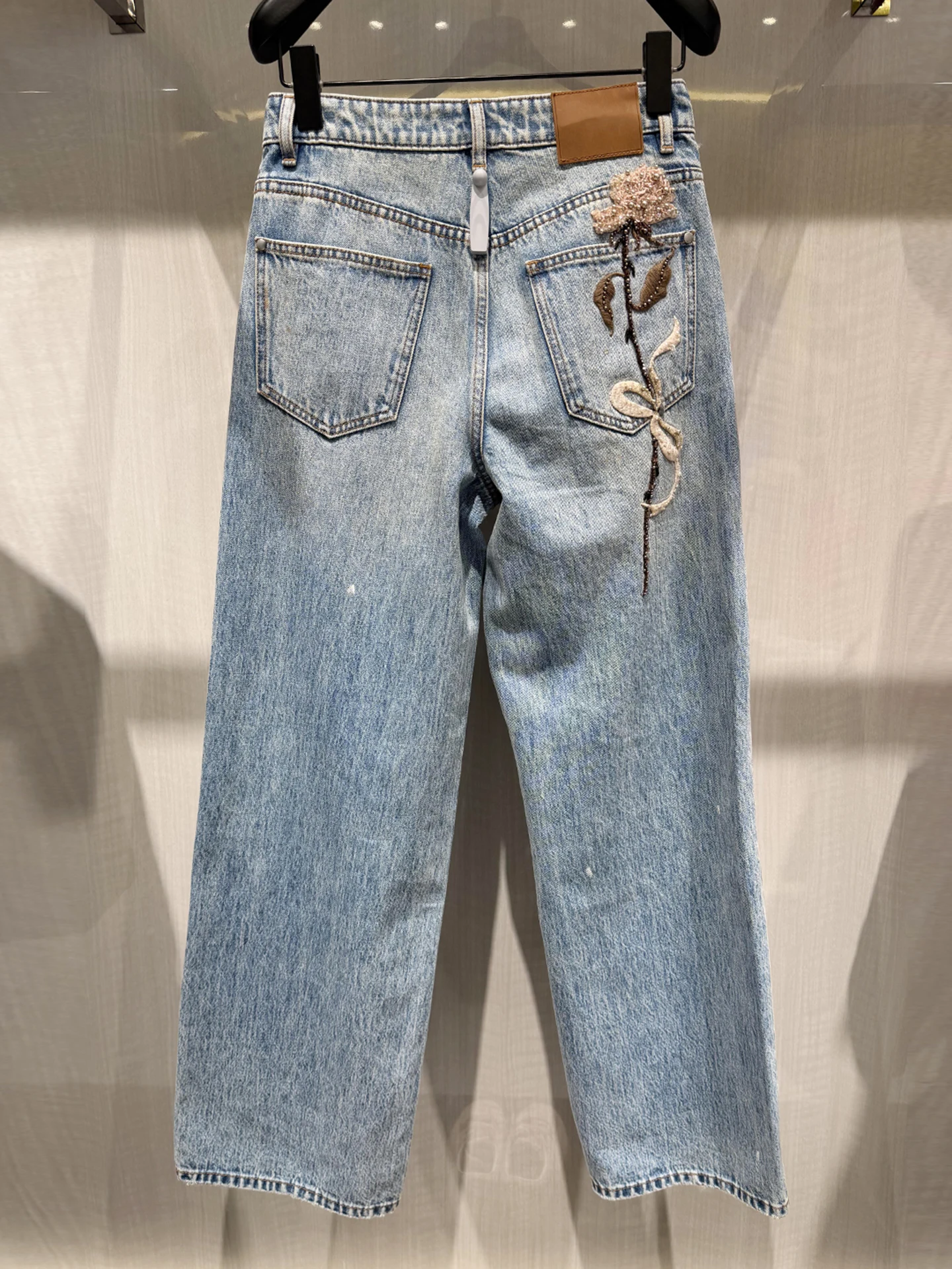 High-End Women's Summer Rose Embroidery Washed Wide Leg Jeans Casual Style High Waist Zipper Closure Blue Denim Pants
High-End Women's Summer Rose Embroidery Washed Wide Leg Jeans Casual Style High Waist Zipper Closure Blue Denim Pants