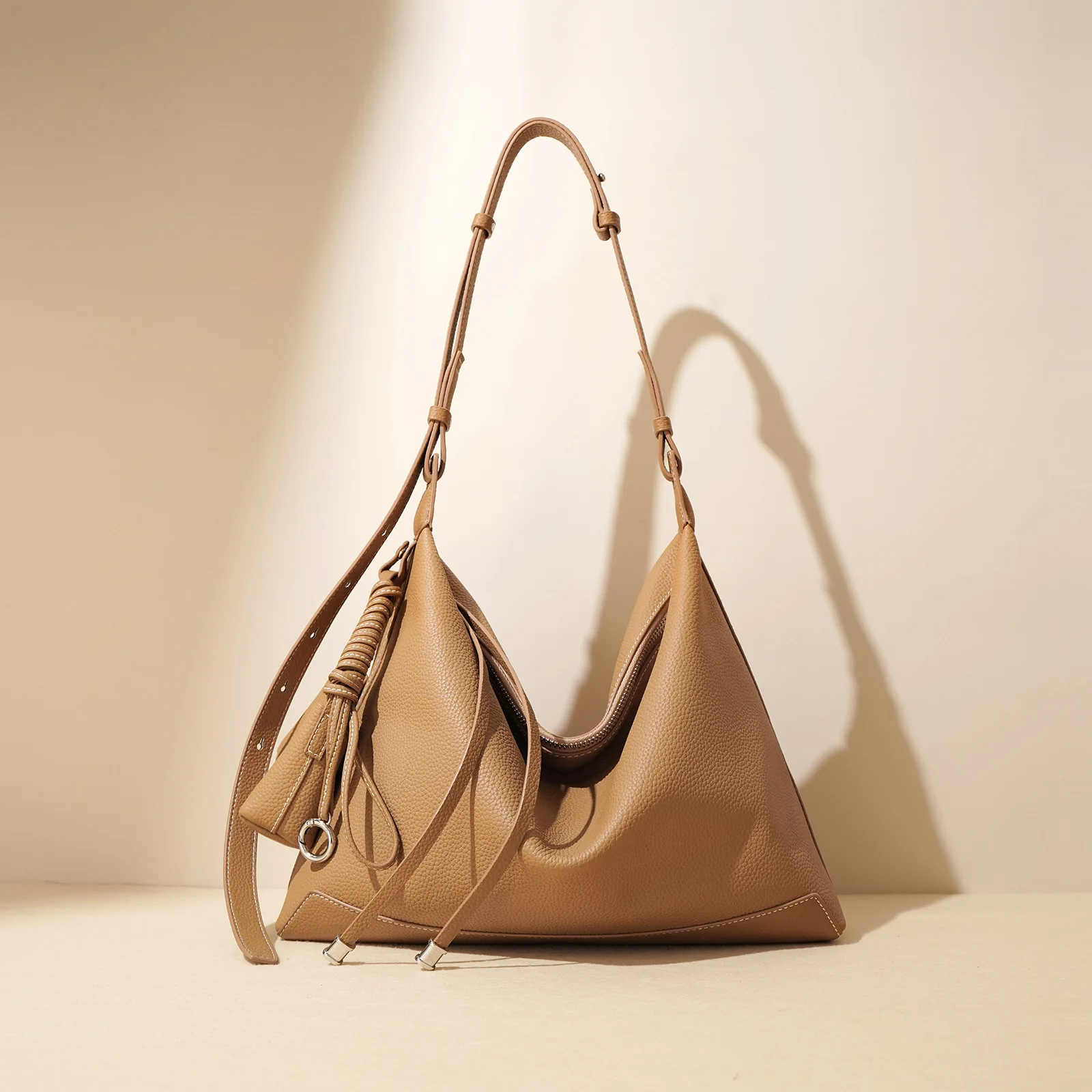 Niche Design Minimalist Style Shoulder Bag, Large Capacity Commuter Tote Women's Bag, Leather Crossbody Underarm Bag
Niche Design Minimalist Style Shoulder Bag, Large Capacity Commuter Tote Women's Bag, Leather Crossbody Underarm Bag