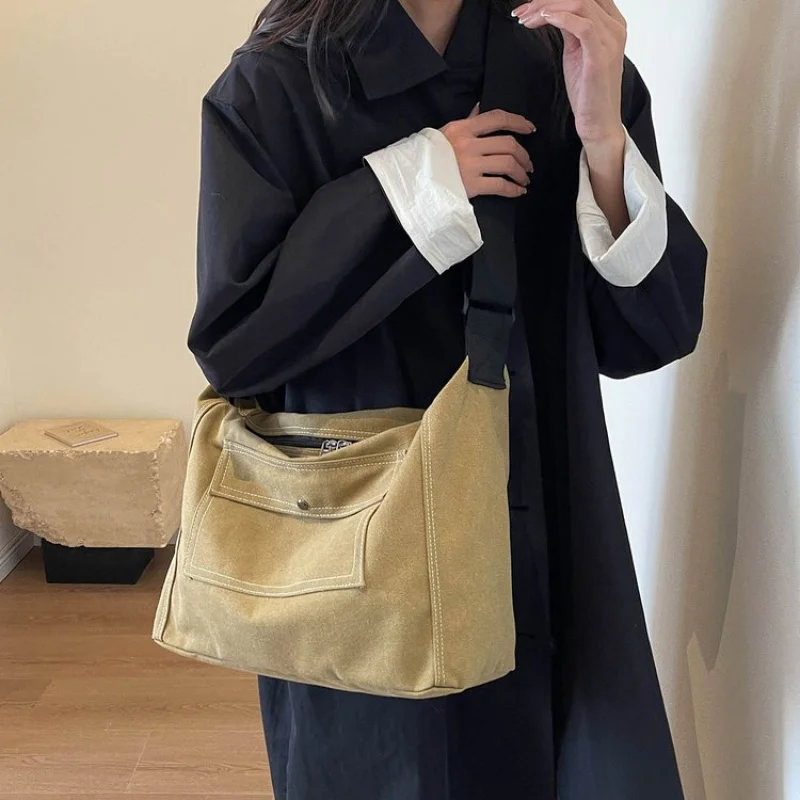 Elegant High-End Minimalist Unique Leather Crossbody Bag For Women With Large Capacity And Vintage Paris Fashion
Elegant High-End Minimalist Unique Leather Crossbody Bag For Women With Large Capacity And Vintage Paris Fashion