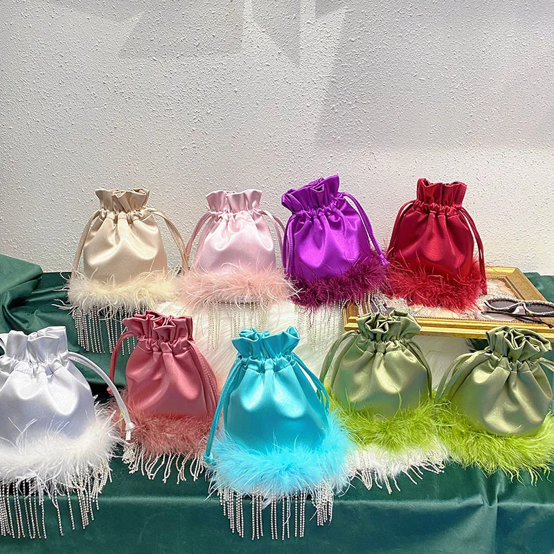 Шелковые вечерние сумки, атласная меховая сумка на плечо, сумки ярких цветов с перьями на шнурке для женщин, сумка через плечо со стразами и кисточками 
Шелковые вечерние сумки, атласная меховая сумка на плечо, сумки ярких цветов с перьями на шнурке для женщин, сумка через плечо со стразами и кисточками