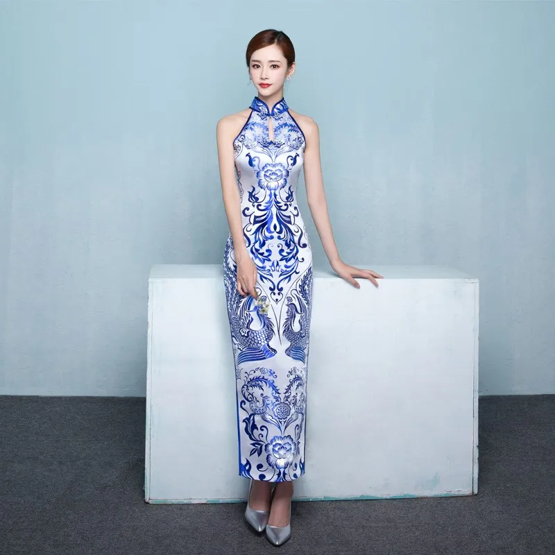 Blue and white porcelain cheongsam elegant Chinese style long for performance fashion show
Blue and white porcelain cheongsam elegant Chinese style long for performance fashion show