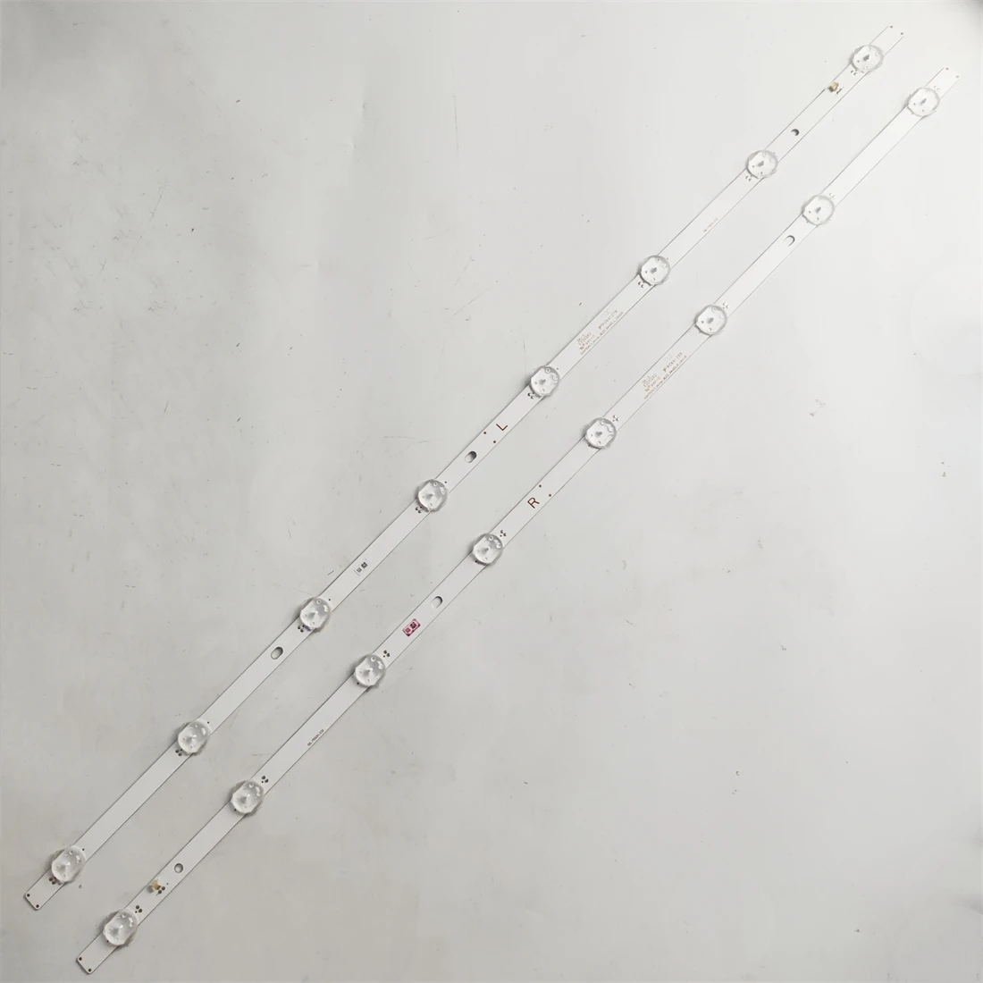 LED Backlight strip 8 lamp For SVA750A13_Wicop_8LED_Rev03_L_161110 58.75S0H.E01 58.75S0H.E02 VIZIO E75-E1
LED Backlight strip 8 lamp For SVA750A13_Wicop_8LED_Rev03_L_161110 58.75S0H.E01 58.75S0H.E02 VIZIO E75-E1