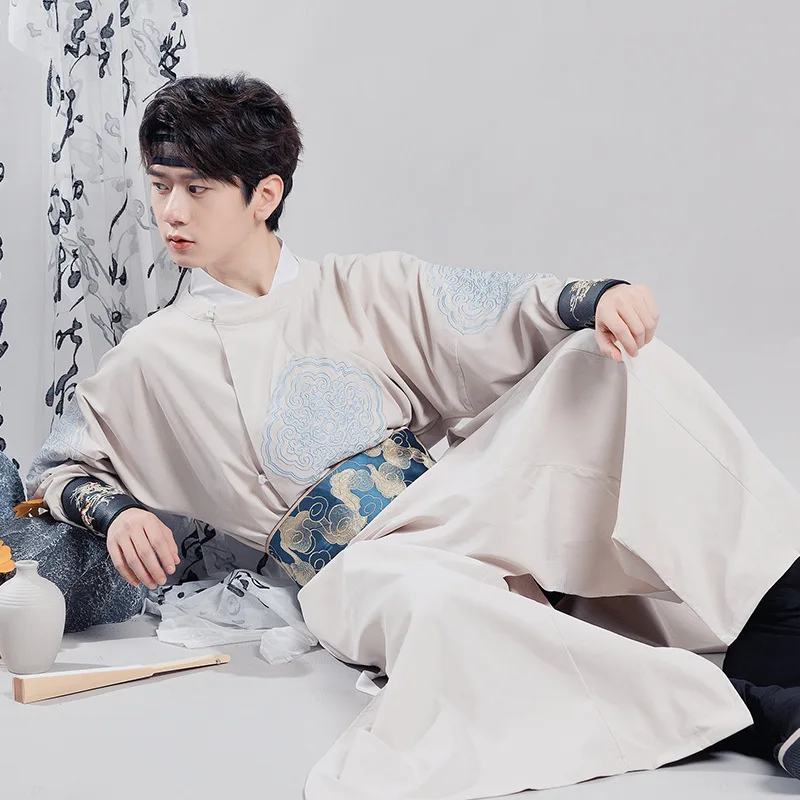 Китайский традиционный костюм Hanfu, мужские комплекты, модные роскошные современные халаты больших размеров с древней вышивкой для мальчиков, одежда для косплея, новинка
Китайский традиционный костюм Hanfu, мужские комплекты, модные роскошные современные халаты больших размеров с древней вышивкой для мальчиков, одежда для косплея, новинка