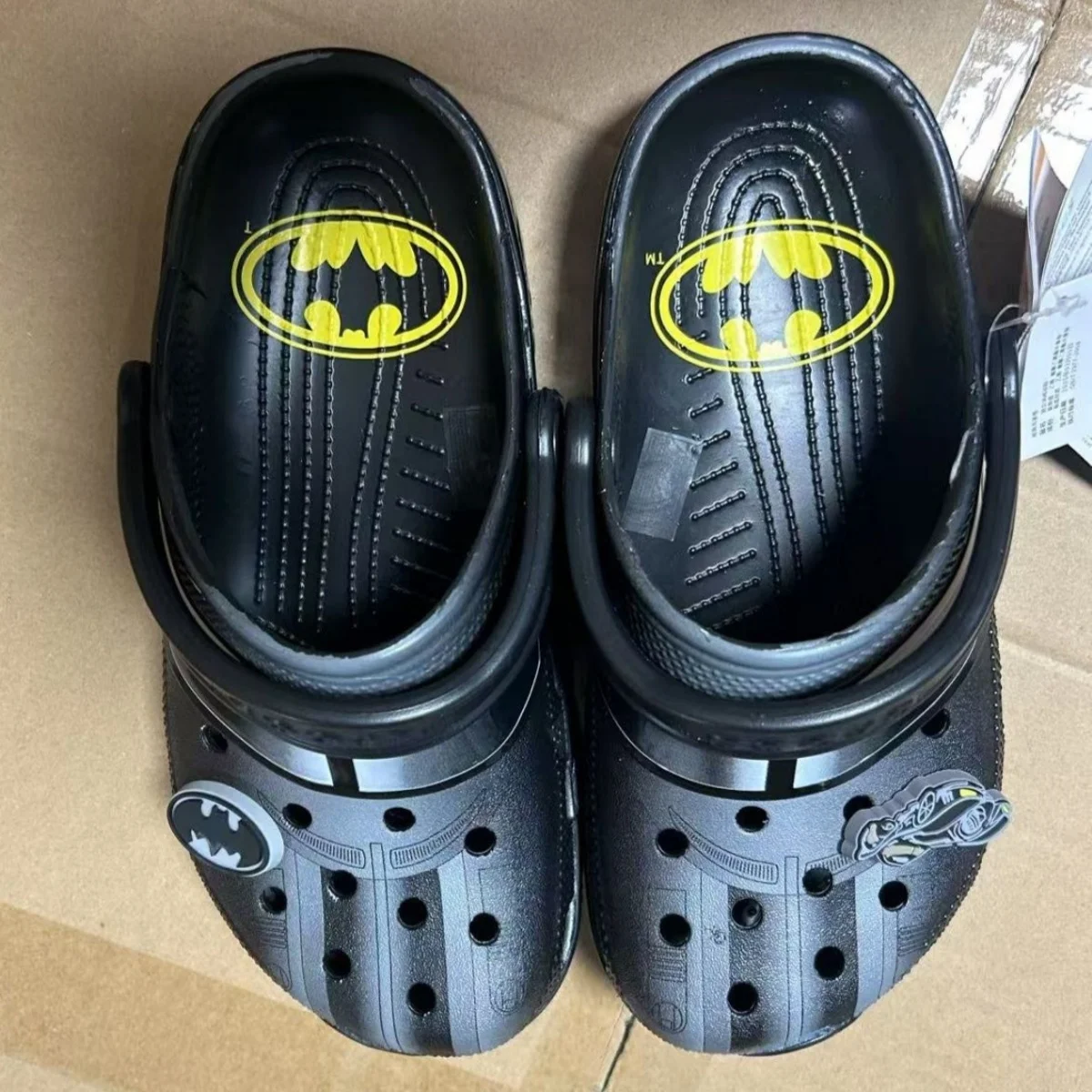 New Batman Peripheral Movies Creative Personality Cartoon Summer Wearable Batman Hole Shoes Non-Slip Light Slippers Gifts
New Batman Peripheral Movies Creative Personality Cartoon Summer Wearable Batman Hole Shoes Non-Slip Light Slippers Gifts