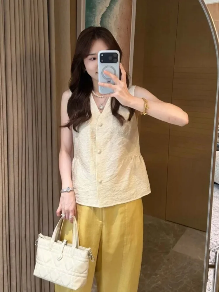 Korean Style Summer Thin Flower Pattern Vest Shirt Women's Sleeveless Top Age-Defying Fashionable Casual Loose Fit Blouse
Korean Style Summer Thin Flower Pattern Vest Shirt Women's Sleeveless Top Age-Defying Fashionable Casual Loose Fit Blouse