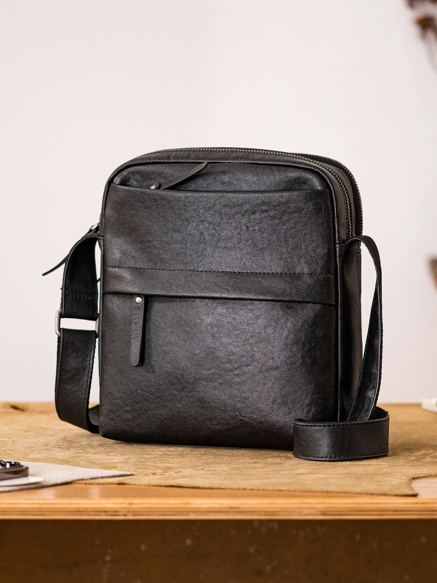 casual luxury first layer cowhide men's phone crossbody bag fashion designer handmade genuine leather small black shoulder bag
casual luxury first layer cowhide men's phone crossbody bag fashion designer handmade genuine leather small black shoulder bag