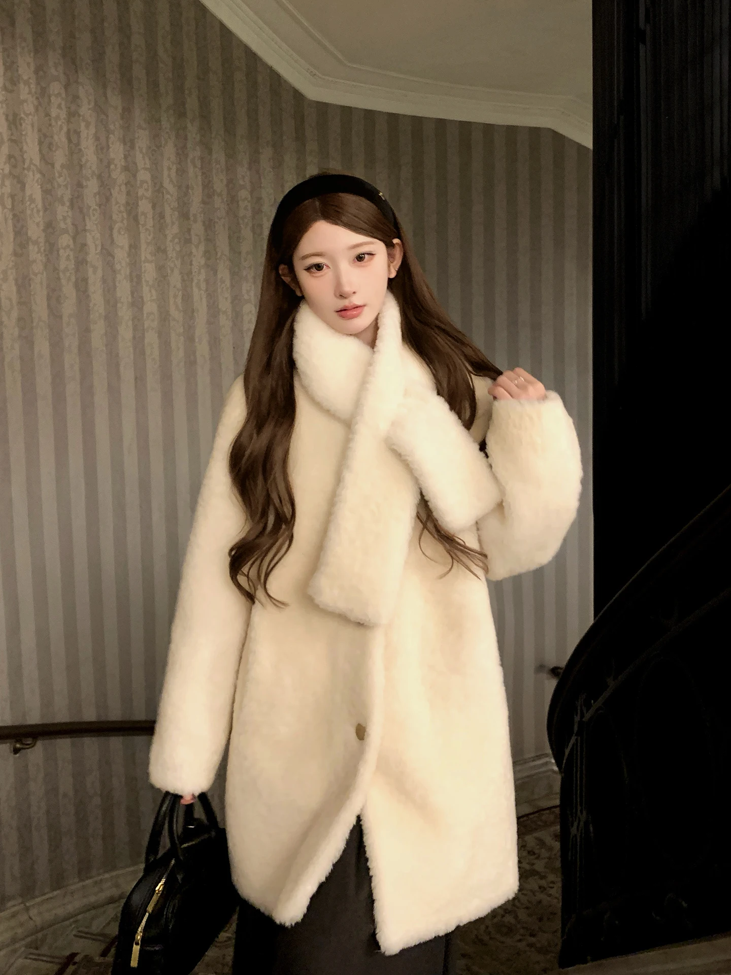 Женское пальто из овечьей шерсти средней длины: комфортное, теплое, зимнее, с отстегивающимся шерстяным кантом, прямым подолом, в корейском стиле
Женское пальто из овечьей шерсти средней длины: комфортное, теплое, зимнее, с отстегивающимся шерстяным кантом, прямым подолом, в корейском стиле