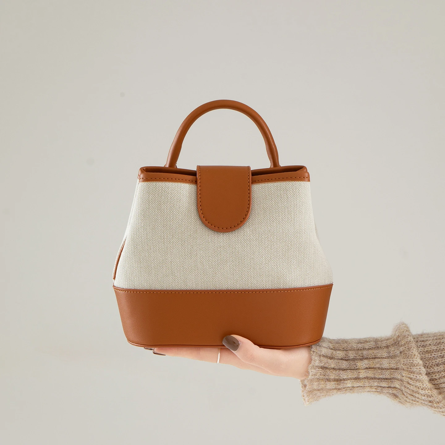 New Canvas Splicing PU Design Crossbody Bag Korean Simple Versatile Contrasting Color Bucket Bag Women's Fashion Shoulder Bag
New Canvas Splicing PU Design Crossbody Bag Korean Simple Versatile Contrasting Color Bucket Bag Women's Fashion Shoulder Bag
