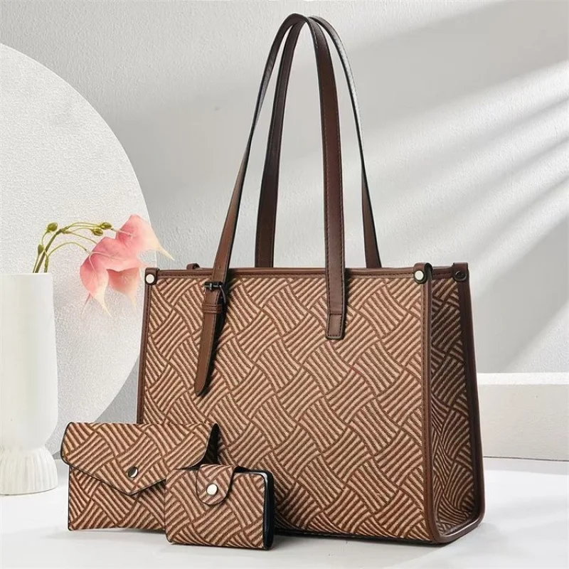 Trendy Micro Mini Bag In Leather With Long Chain Strap For Essential Cards And Phone
Trendy Micro Mini Bag In Leather With Long Chain Strap For Essential Cards And Phone