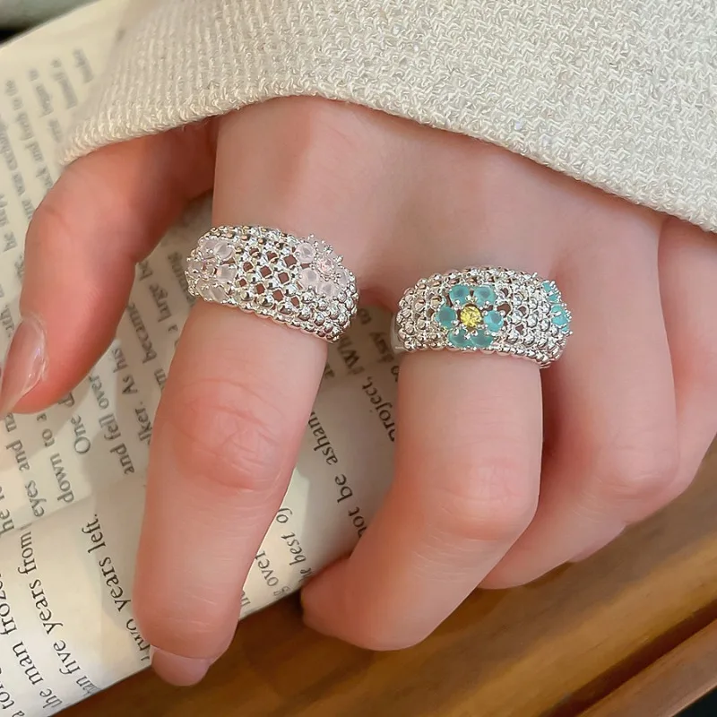 Minar Korean Style Shiny CZ Cubic Zirconia Hollow Out Flower Open Adjustable Chunky Cocktail Ring for Women Silver Plated Copper
Minar Korean Style Shiny CZ Cubic Zirconia Hollow Out Flower Open Adjustable Chunky Cocktail Ring for Women Silver Plated Copper