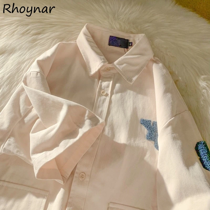 Рубашки женские, универсальные, модные, с вышивкой букв, летние, с отложным воротником, винтажный, в стиле Харадзюку, простой женский топ в корейском стиле
Рубашки женские, универсальные, модные, с вышивкой букв, летние, с отложным воротником, винтажный, в стиле Харадзюку, простой женский топ в корейском стиле