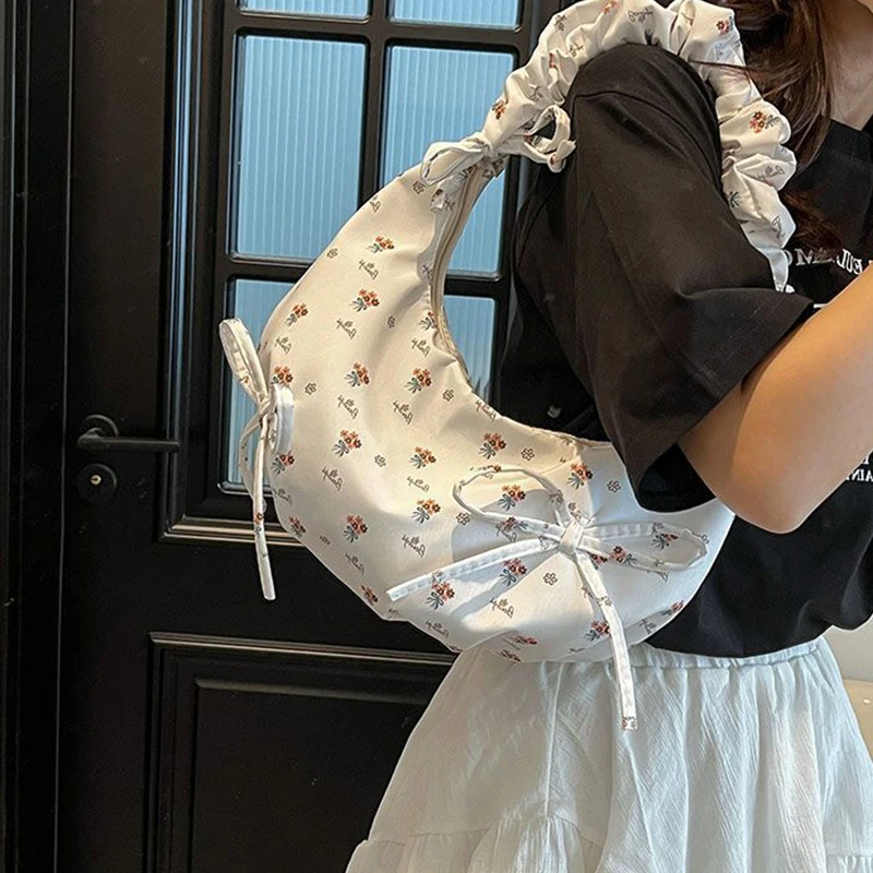 Sweet Bowknot Underarm Bag Nylon Pleated Handbags Large Capacity Ruffles Tote Commuting Bag Floral Bow Printed Zipper Tote Bag
Sweet Bowknot Underarm Bag Nylon Pleated Handbags Large Capacity Ruffles Tote Commuting Bag Floral Bow Printed Zipper Tote Bag