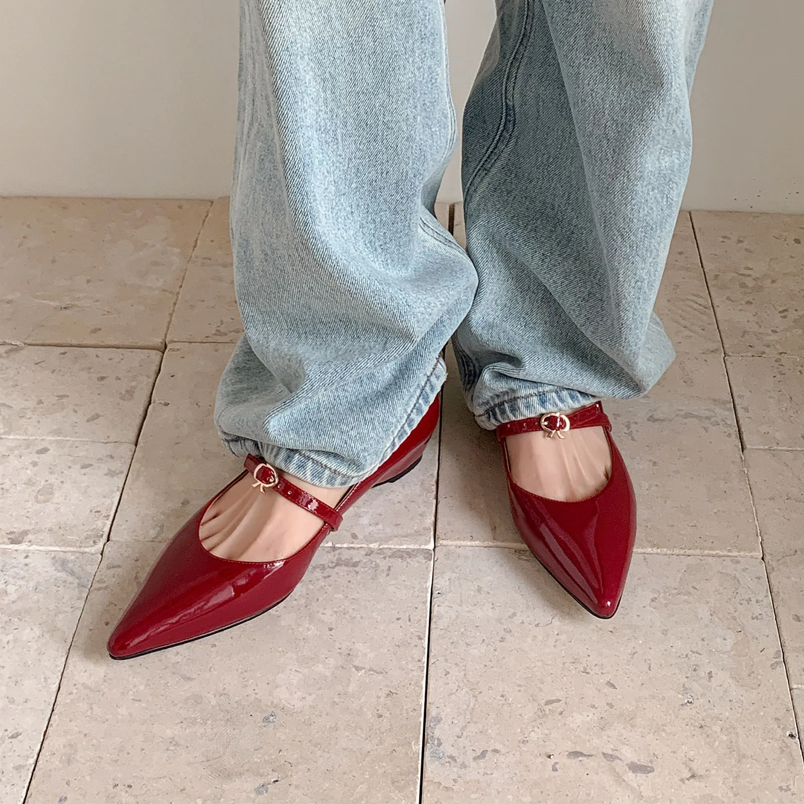 Arden Furtado 2025 Spring Cow patent leather Mary Jane shoes Pointed toe word-cingulate Wedges Pumps large size Single shoe
Arden Furtado 2025 Spring Cow patent leather Mary Jane shoes Pointed toe word-cingulate Wedges Pumps large size Single shoe
