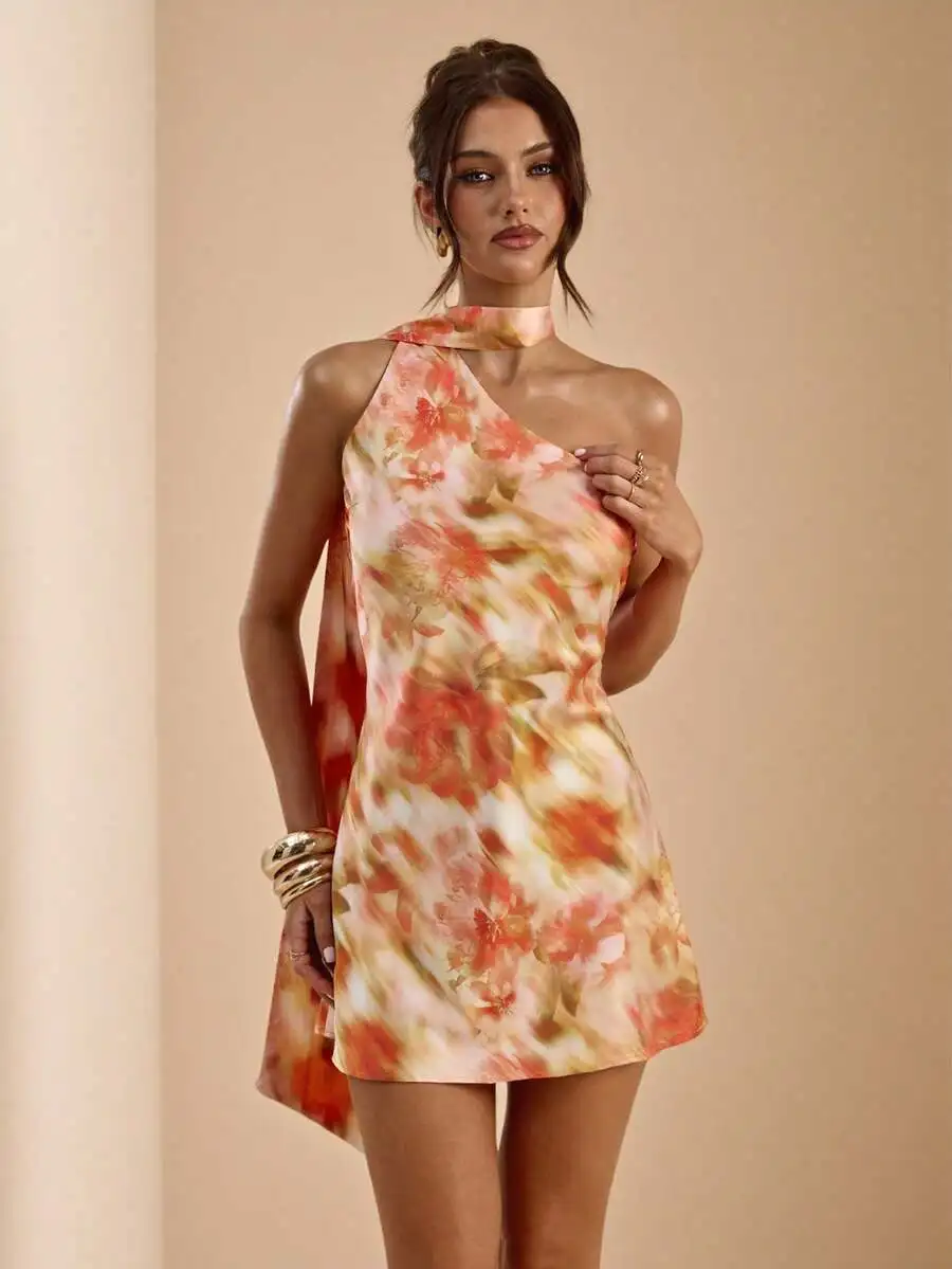 Асимметричное атласное мини-платье с цветочным принтом, открытой спиной и воротником-халтер для лета
Асимметричное атласное мини-платье с цветочным принтом, открытой спиной и воротником-халтер для лета