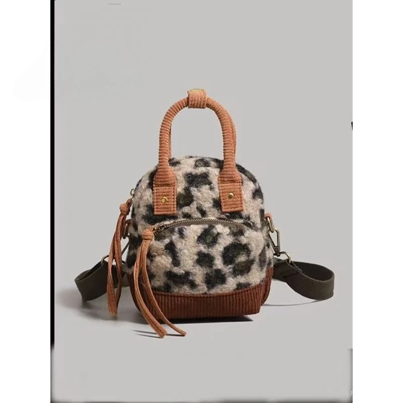 Ручная плюшевая сумка из овечьей шерсти, женская новая зимняя универсальная сумка через плечо с ленивым ветром, изысканная простая повседневная сумка
Ручная плюшевая сумка из овечьей шерсти, женская новая зимняя универсальная сумка через плечо с ленивым ветром, изысканная простая повседневная сумка