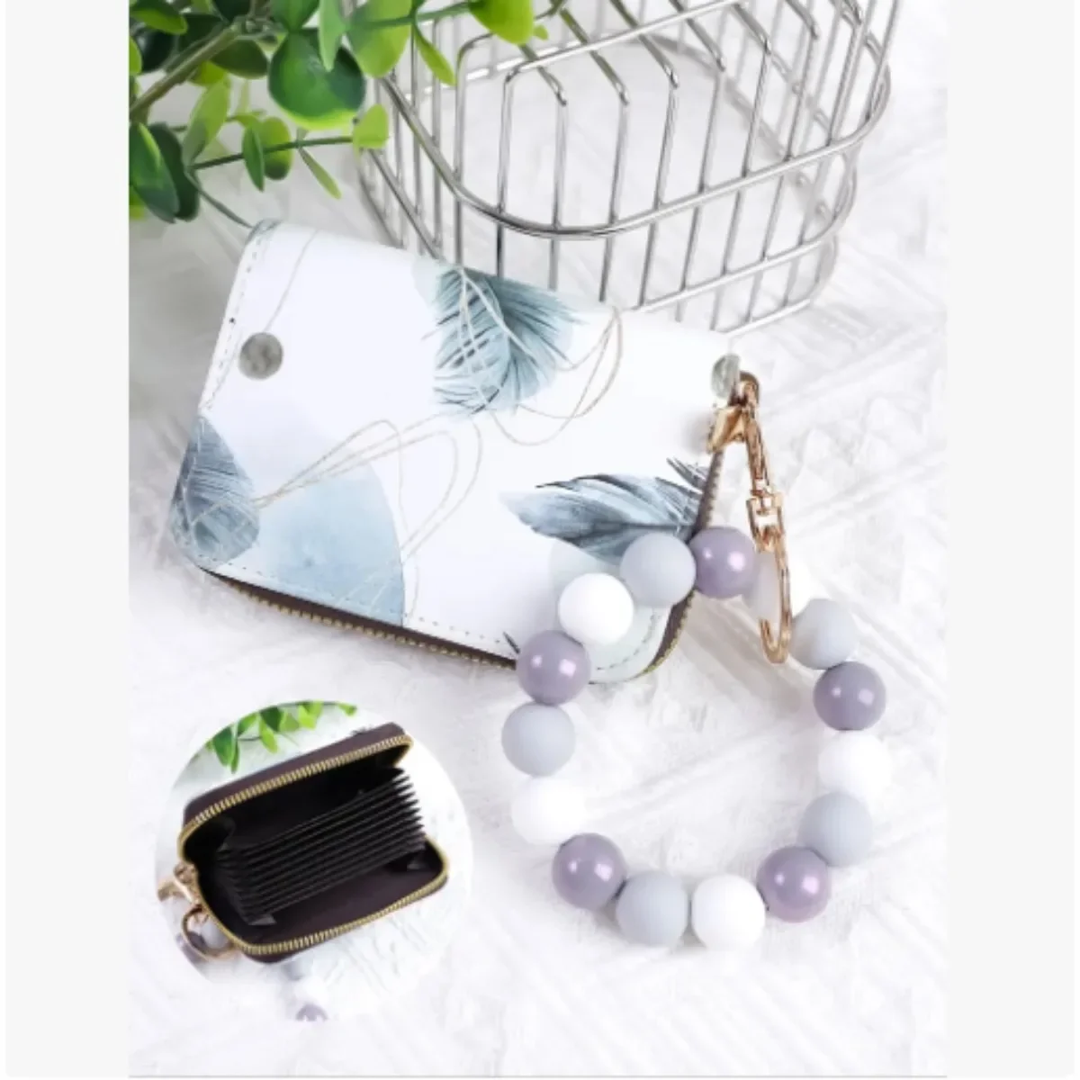 A minimalist-style accessory, handcrafted from marble-patterned silicone beads: a women's wallet and card holder
A minimalist-style accessory, handcrafted from marble-patterned silicone beads: a women's wallet and card holder