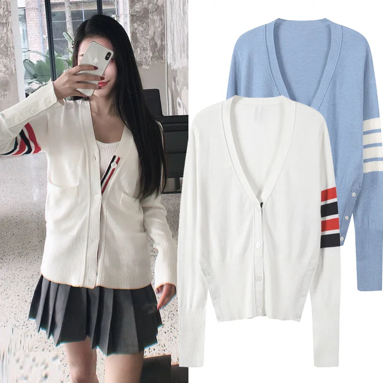 New Summer V-Neck Thin Knitted Sweater Cardigan Women's Color Block Long Sleeve Casual Trend Short Coat Shoulder Wrap
New Summer V-Neck Thin Knitted Sweater Cardigan Women's Color Block Long Sleeve Casual Trend Short Coat Shoulder Wrap