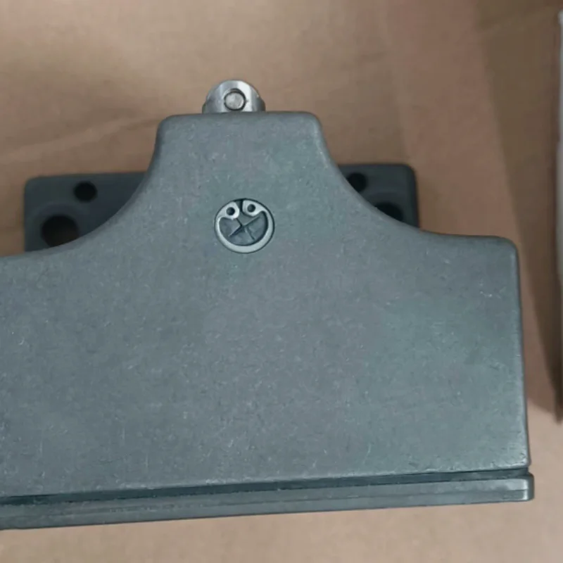 Brand New Original Limit Switch 111346 CET3-AP-CRA-AH-50X-SI-111346 082164 SN03D12-502-M 082158 SN05R12-502-M
Brand New Original Limit Switch 111346 CET3-AP-CRA-AH-50X-SI-111346 082164 SN03D12-502-M 082158 SN05R12-502-M