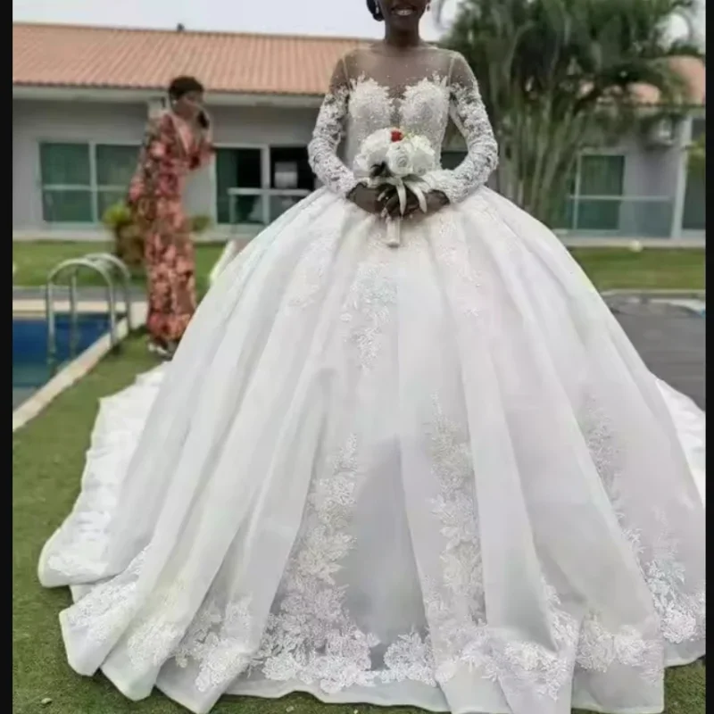 Индивидуальное свадебное платье в африканском стиле с кружевными аппликациями на вырезе, шлейфом и длинными рукавами, в стиле бального платья для невесты
Индивидуальное свадебное платье в африканском стиле с кружевными аппликациями на вырезе, шлейфом и длинными рукавами, в стиле бального платья для невесты
