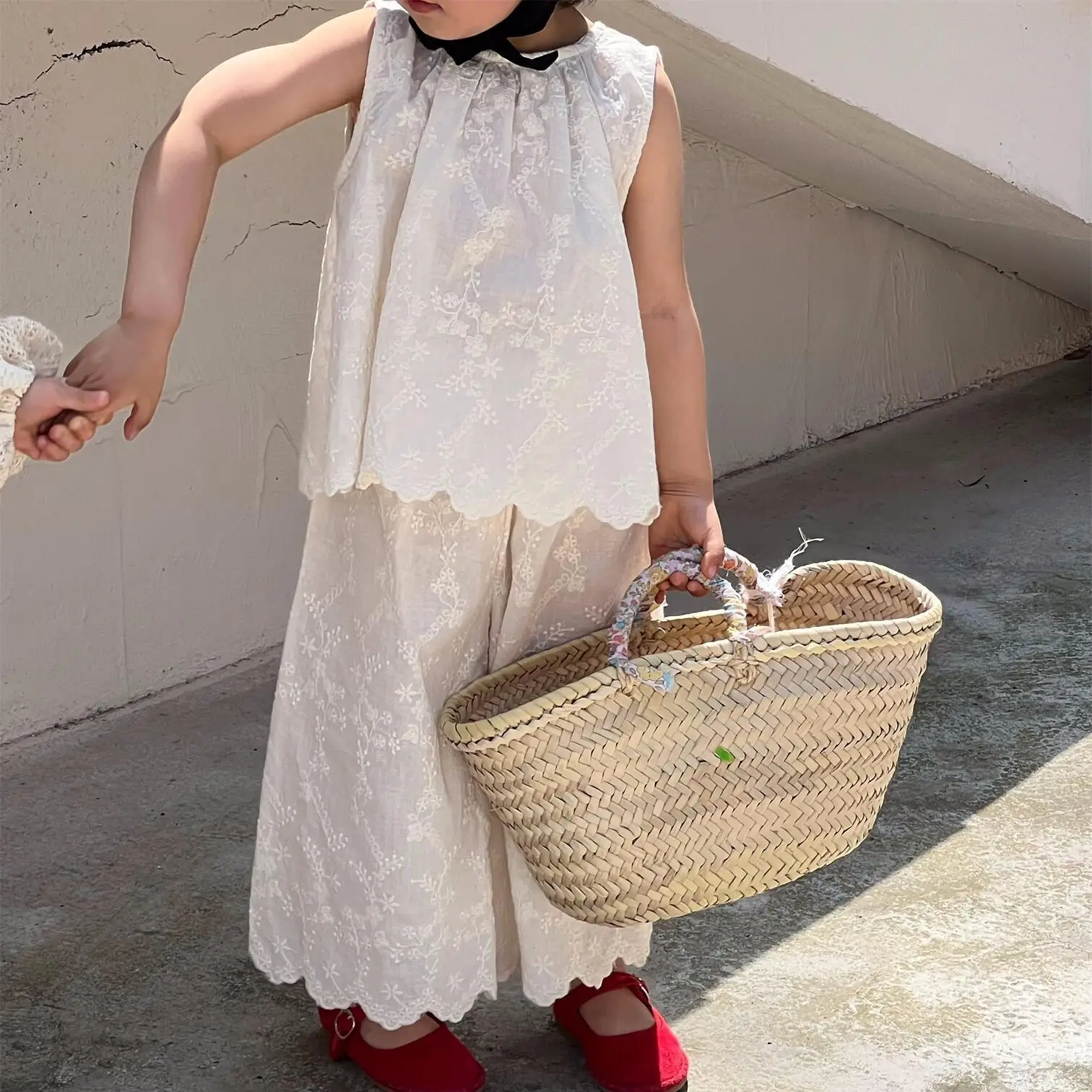 Korean Children's Clothing Set Lace Suit 2026 Summer New Lace Sleeveless Vest +Wide-leg Pants Girl's Two-piece Suit
Korean Children's Clothing Set Lace Suit 2026 Summer New Lace Sleeveless Vest +Wide-leg Pants Girl's Two-piece Suit