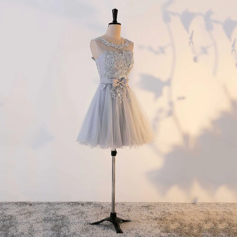 Bridesmaid Dress Grey Simple Floral Bow Sleeveless O-Neck Lace-Up Short A-Line Bridesmaids Dresses Wedding Party Wear for Girls
Bridesmaid Dress Grey Simple Floral Bow Sleeveless O-Neck Lace-Up Short A-Line Bridesmaids Dresses Wedding Party Wear for Girls
