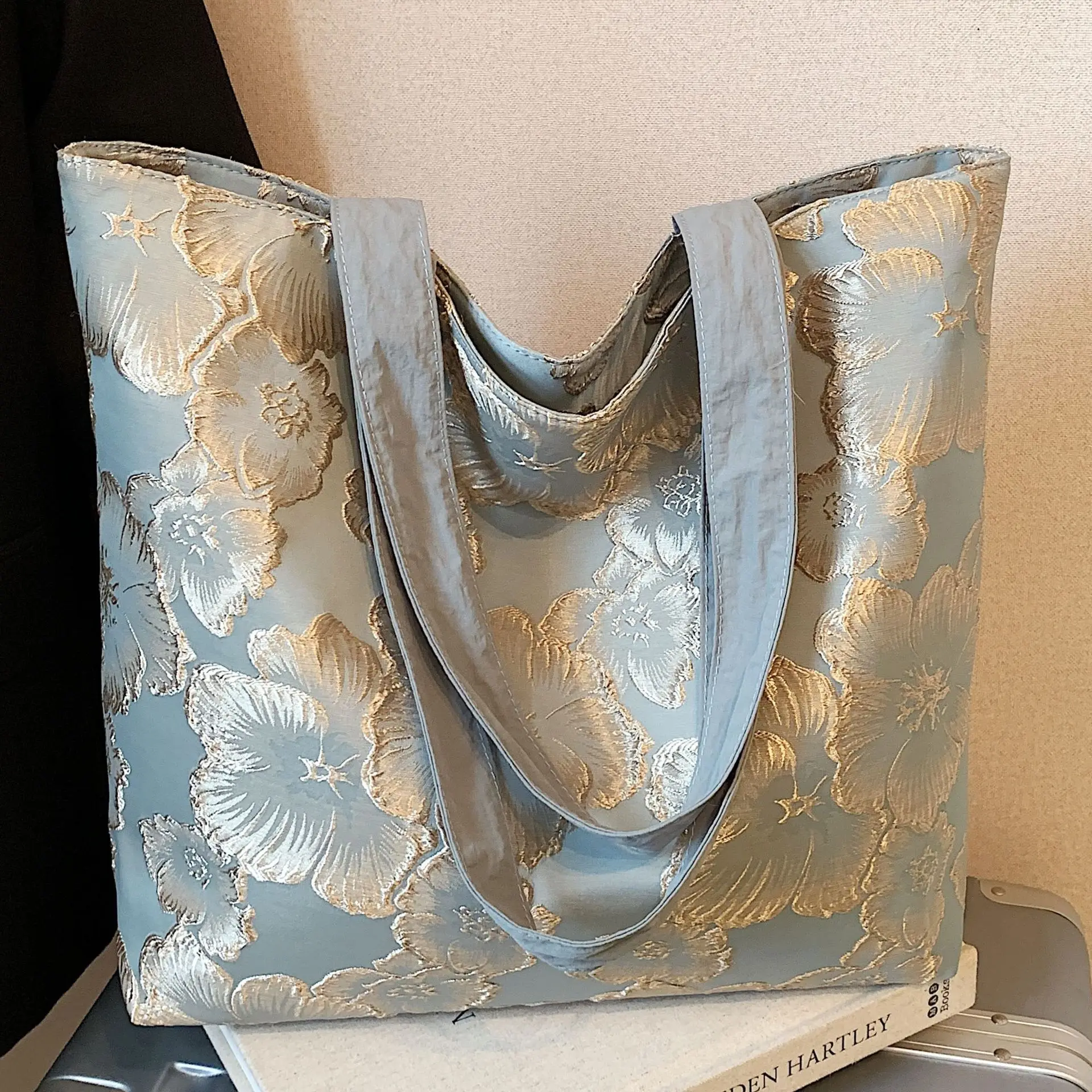 Women's Large Capacity Jacquard Cloth One Shoulder Bags New Chinese Style Embroidery Handbag Versatile Commute Shopping Tote Bag 
Women's Large Capacity Jacquard Cloth One Shoulder Bags New Chinese Style Embroidery Handbag Versatile Commute Shopping Tote Bag